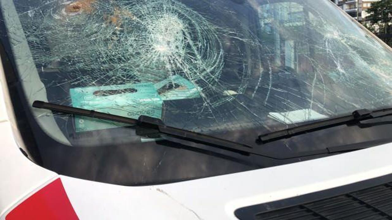 Ambulansa kürekle saldırı; Hamile sağlık çalışanı cam parçaları ile yaralandı