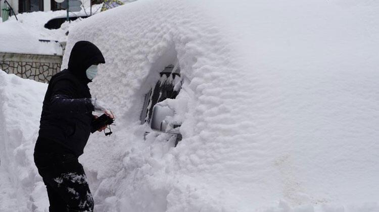 Kastamonu'da kar öyle böyle yağmadı... 2 metreyi aşan karda araçlarını arıyorlar
