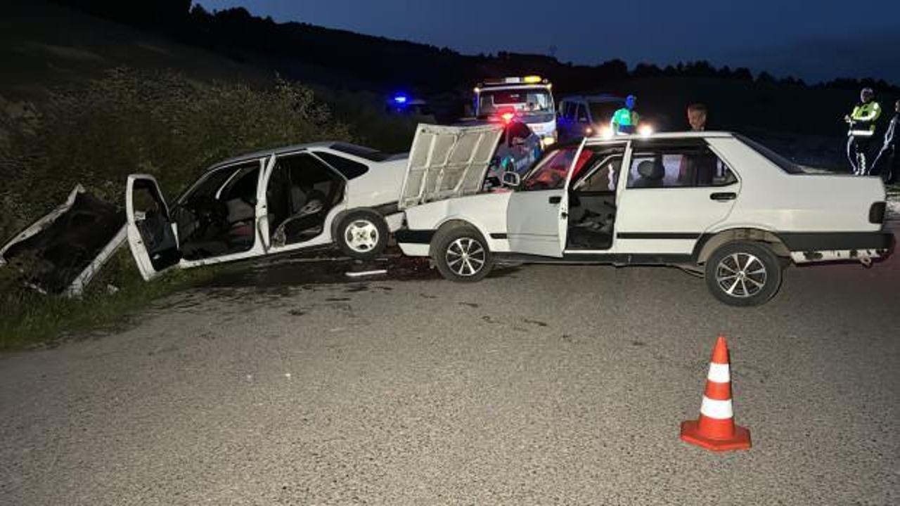 Karabük'te iki otomobil çarpıştı: 4 kişi yaralandı
