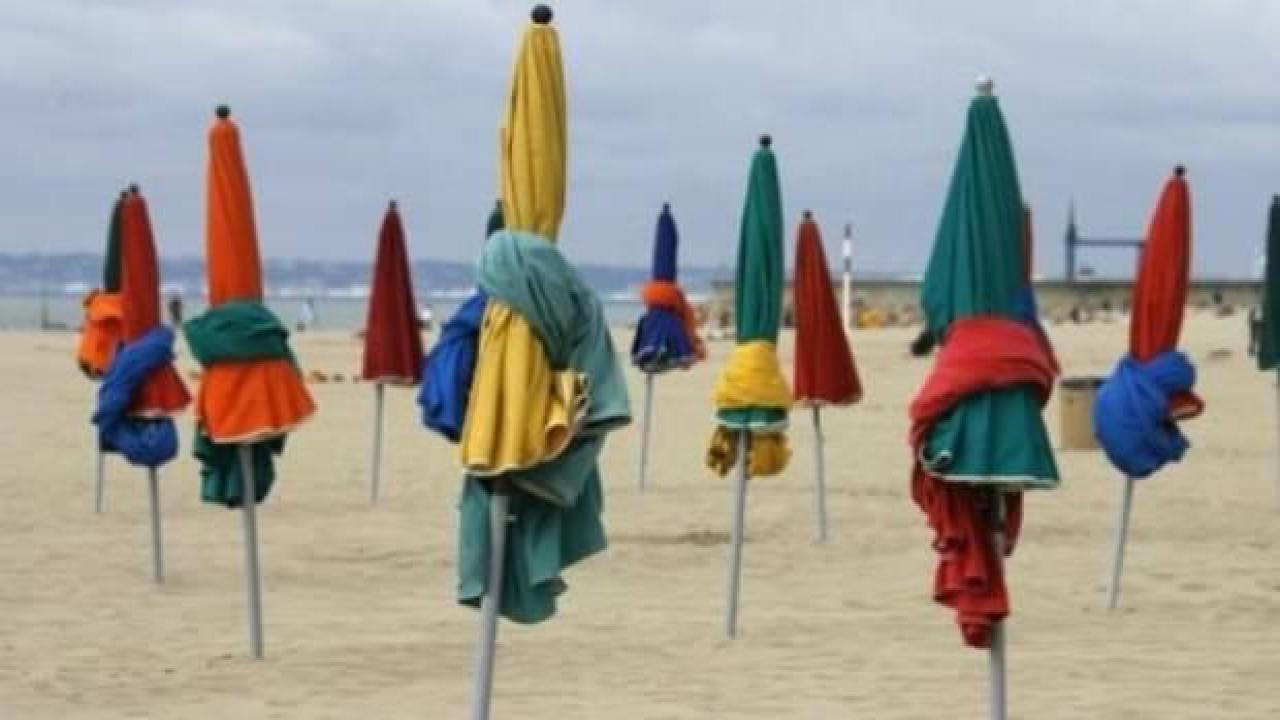Rüzgarın uçurduğu plaj şemsiyesi göğsüne saplandı